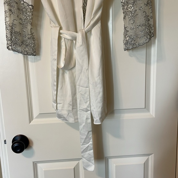 Flora Nikrooz white lace satin wrap robe - Picture 7 of 9